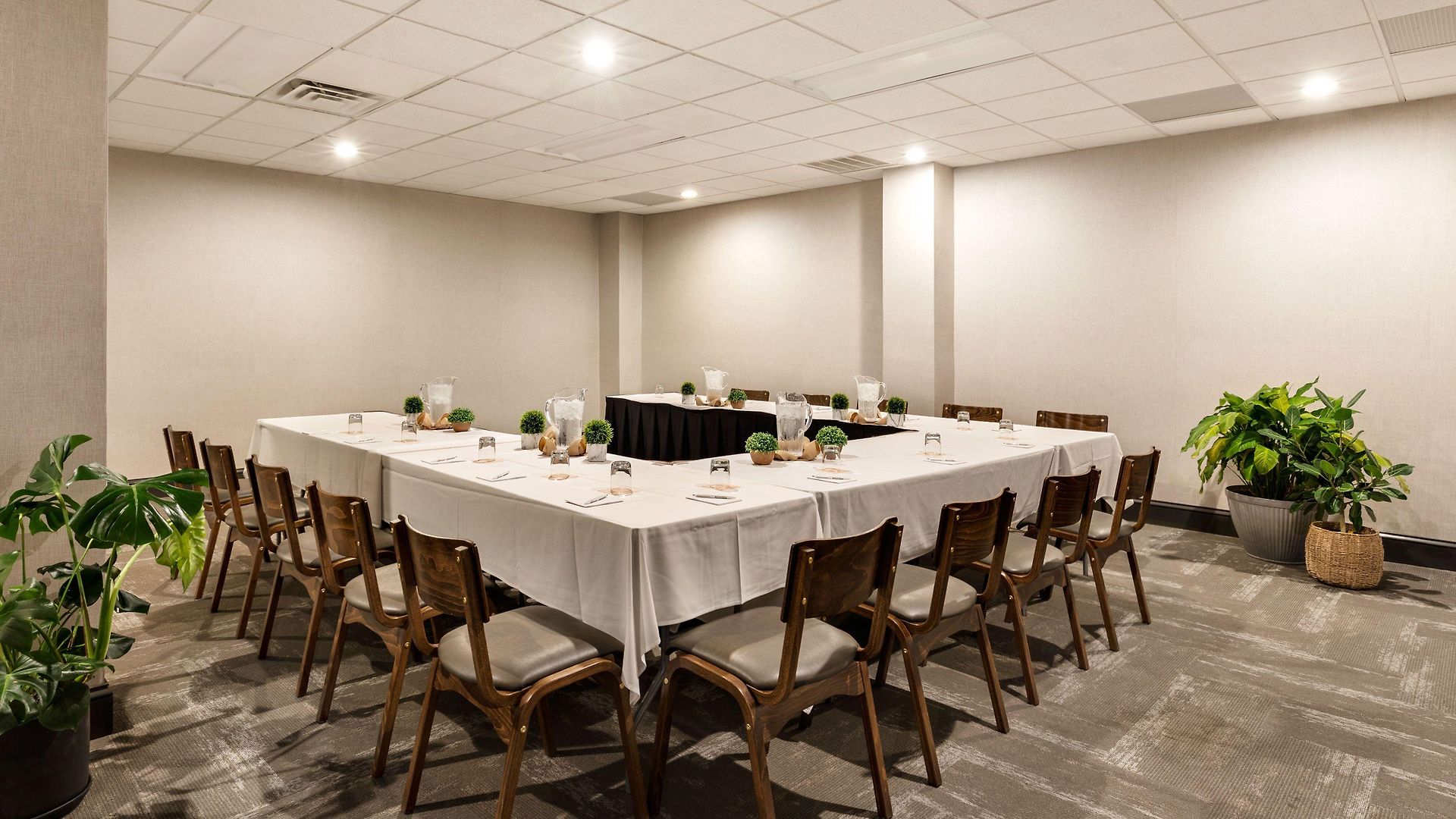 Hotel Delta By Marriott Airport 3*
