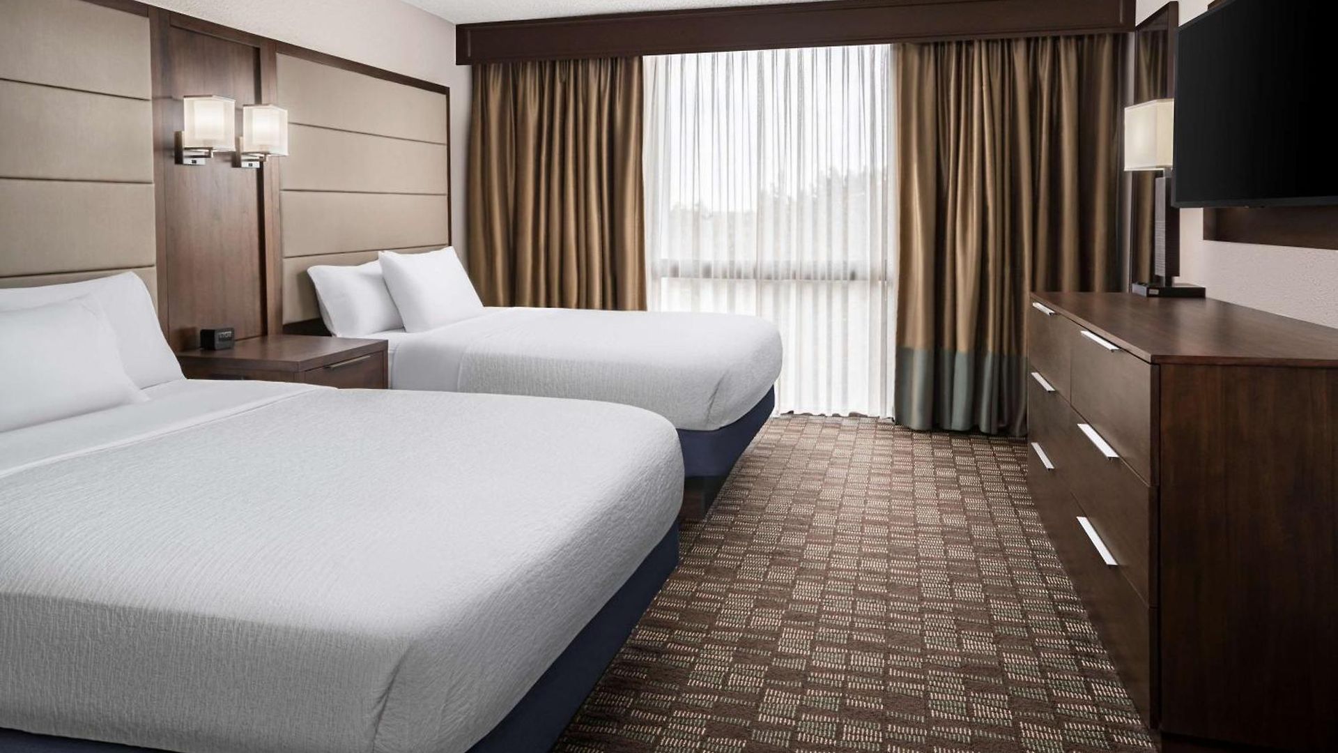 Hotel Embassy By Hilton Airport 4*