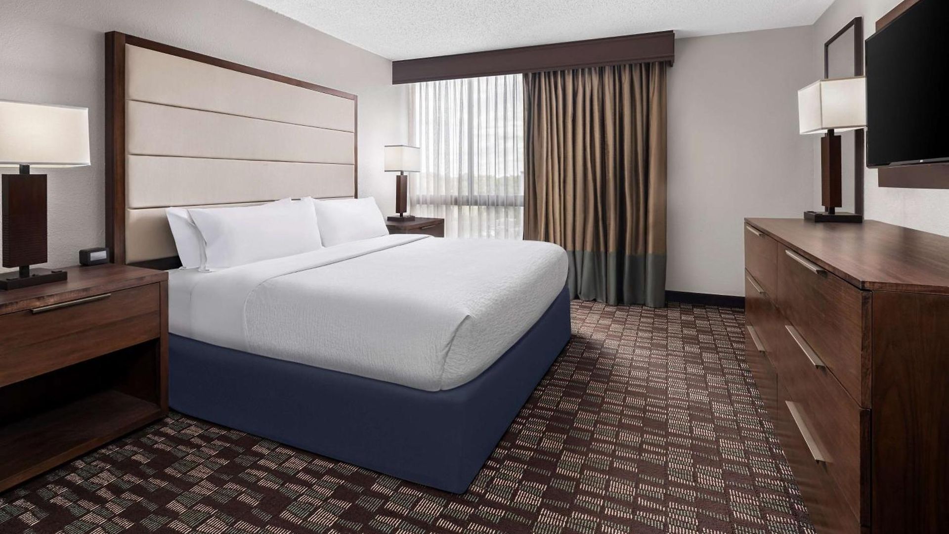 Hotel Embassy By Hilton Airport 4*