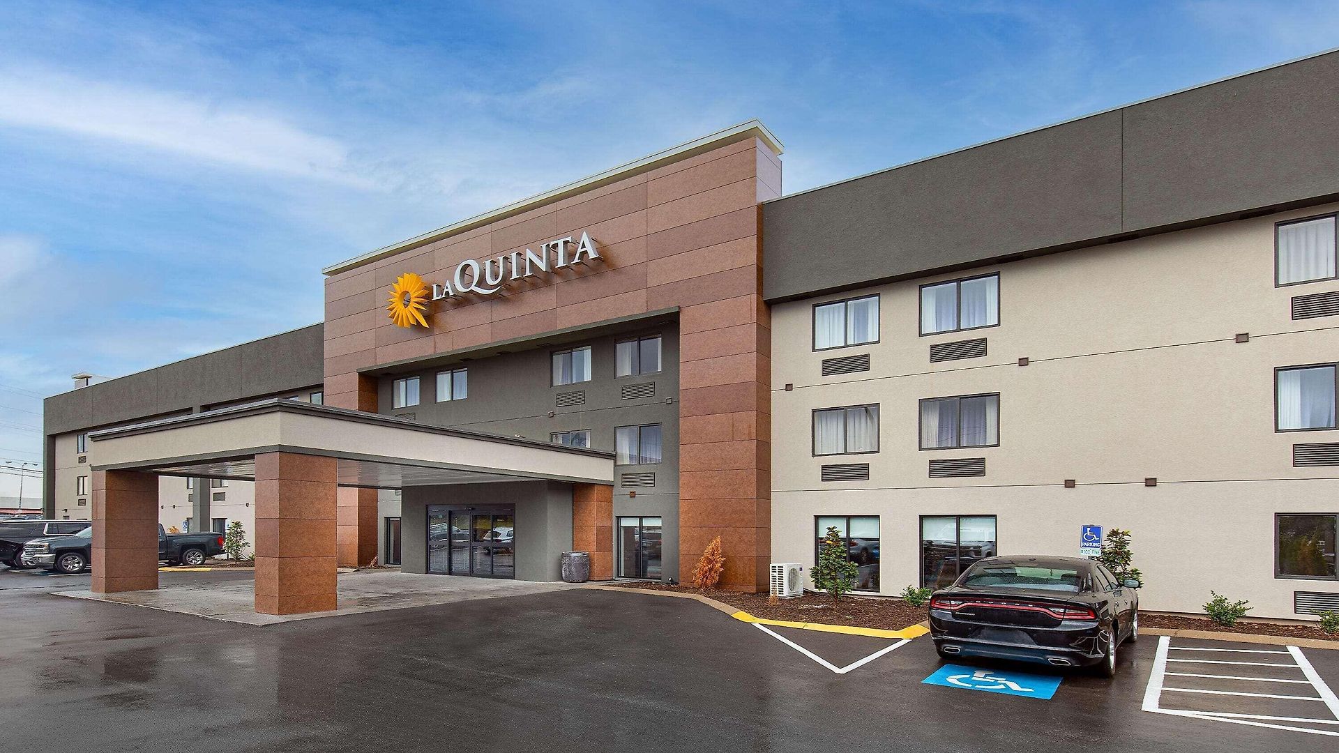 Hotel La Quinta By Wyndham Airport 3*