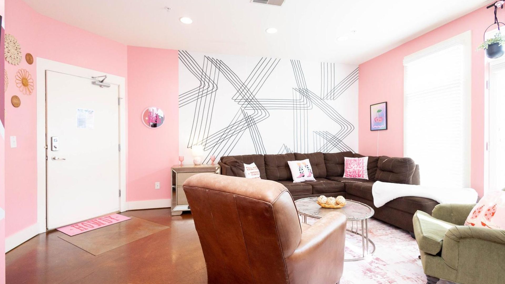 Lipstick & Boots - Luxury 3-level With Private Garage Near Music Row *