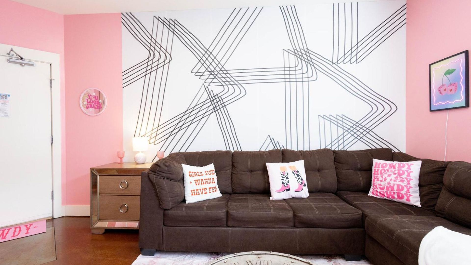 Lipstick & Boots - Luxury 3-level With Private Garage Near Music Row Apartment *