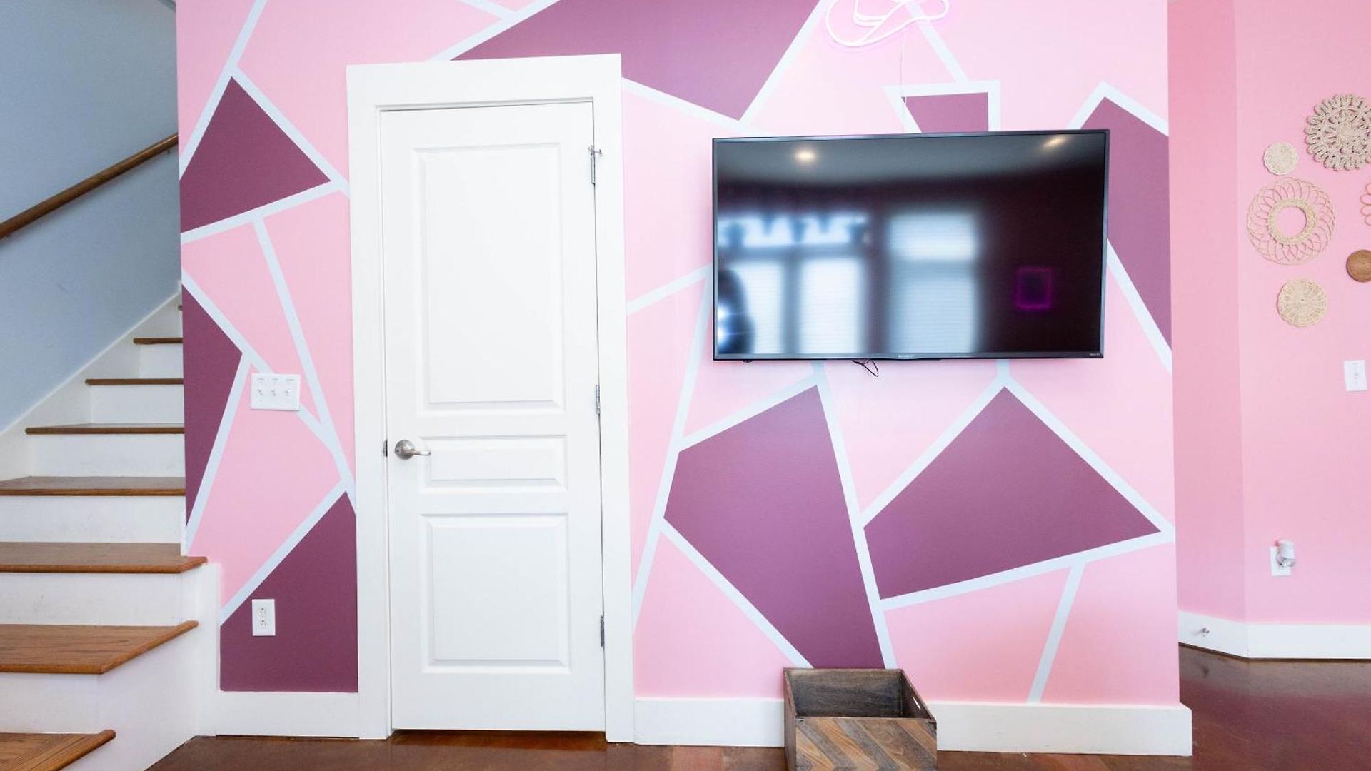Lipstick & Boots - Luxury 3-level With Private Garage Near Music Row Apartment