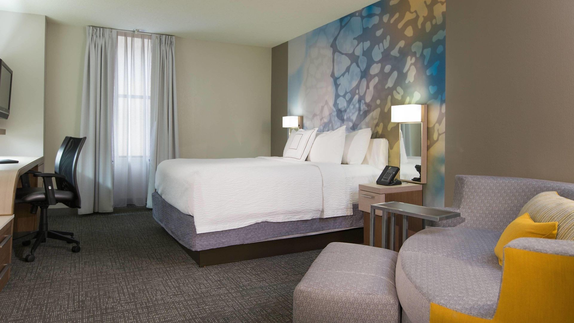 Courtyard By Marriott Downtown Hotel