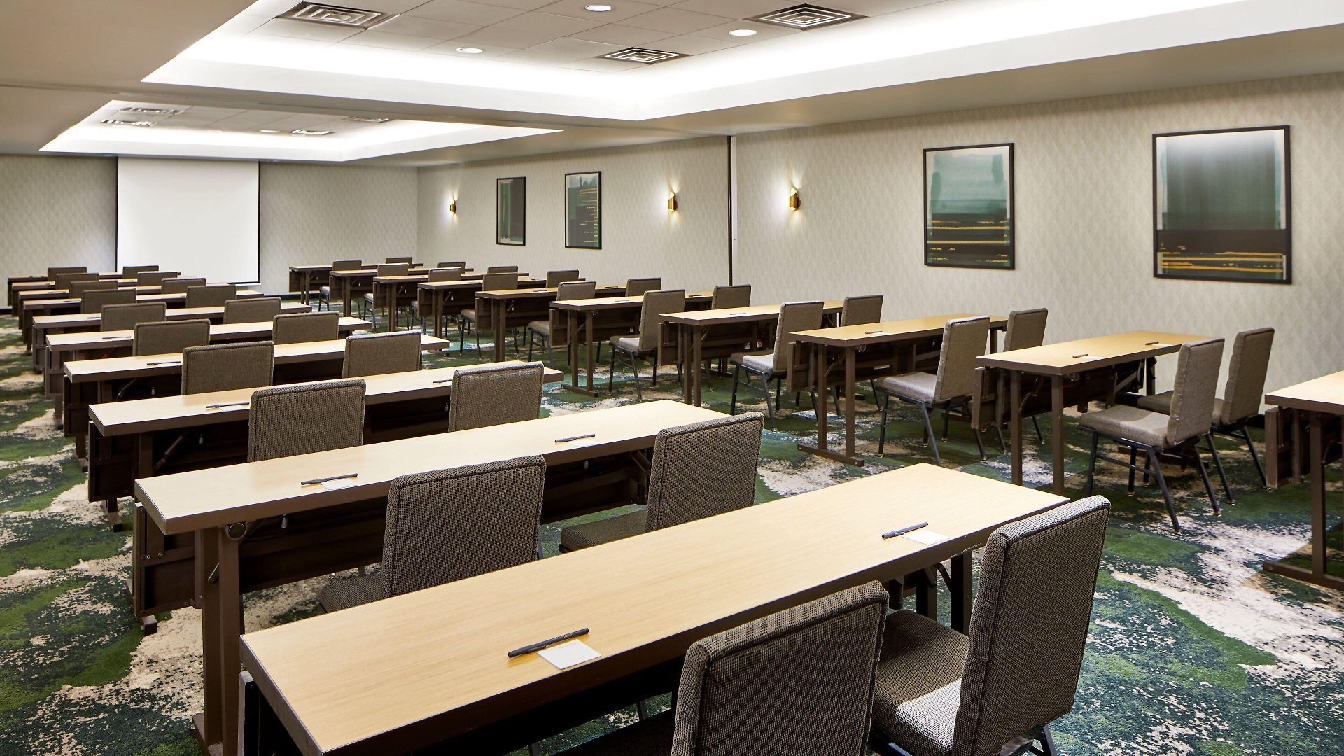 Courtyard By Marriott Downtown Hotel