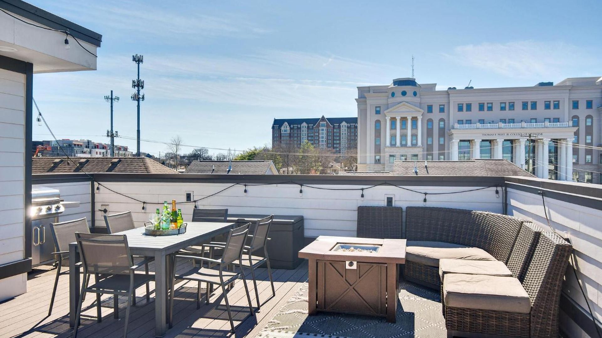 Spacious Close To Belmont Rooftop