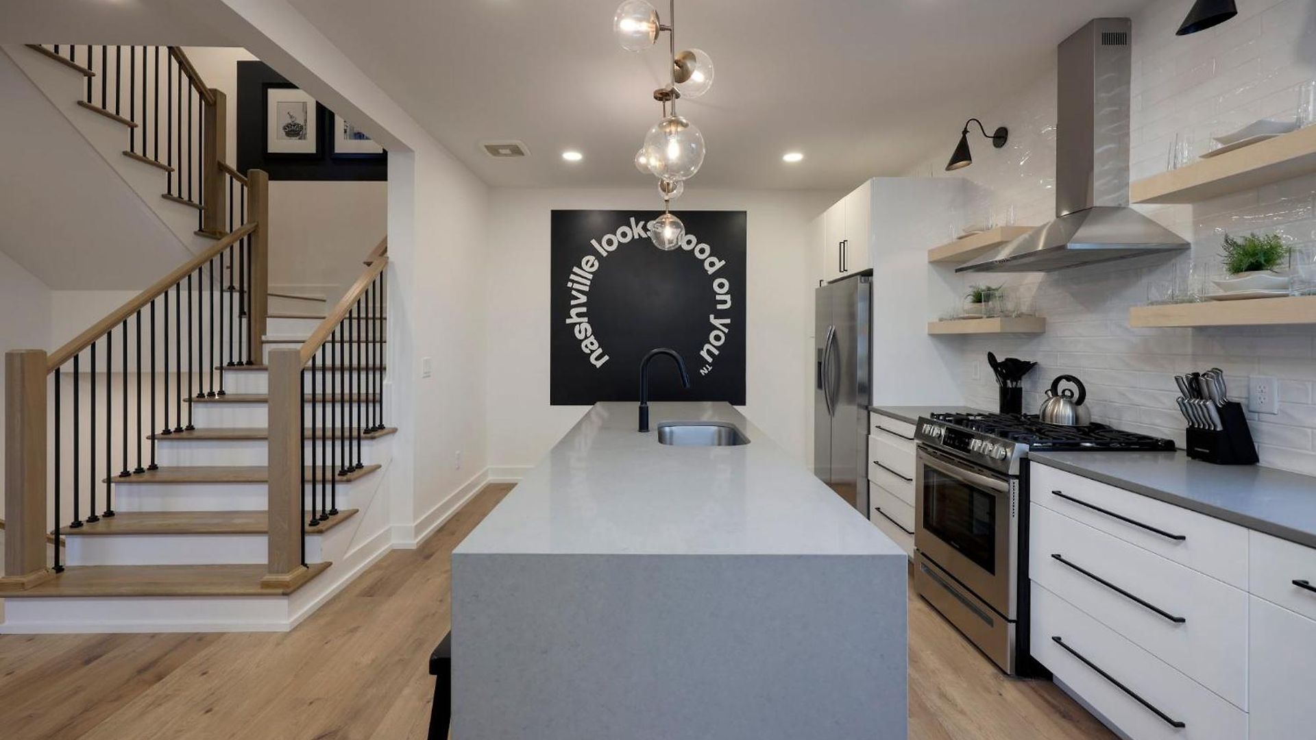 Holiday home Skyline Luxury - Rooftop Deck- King Suites-garage *