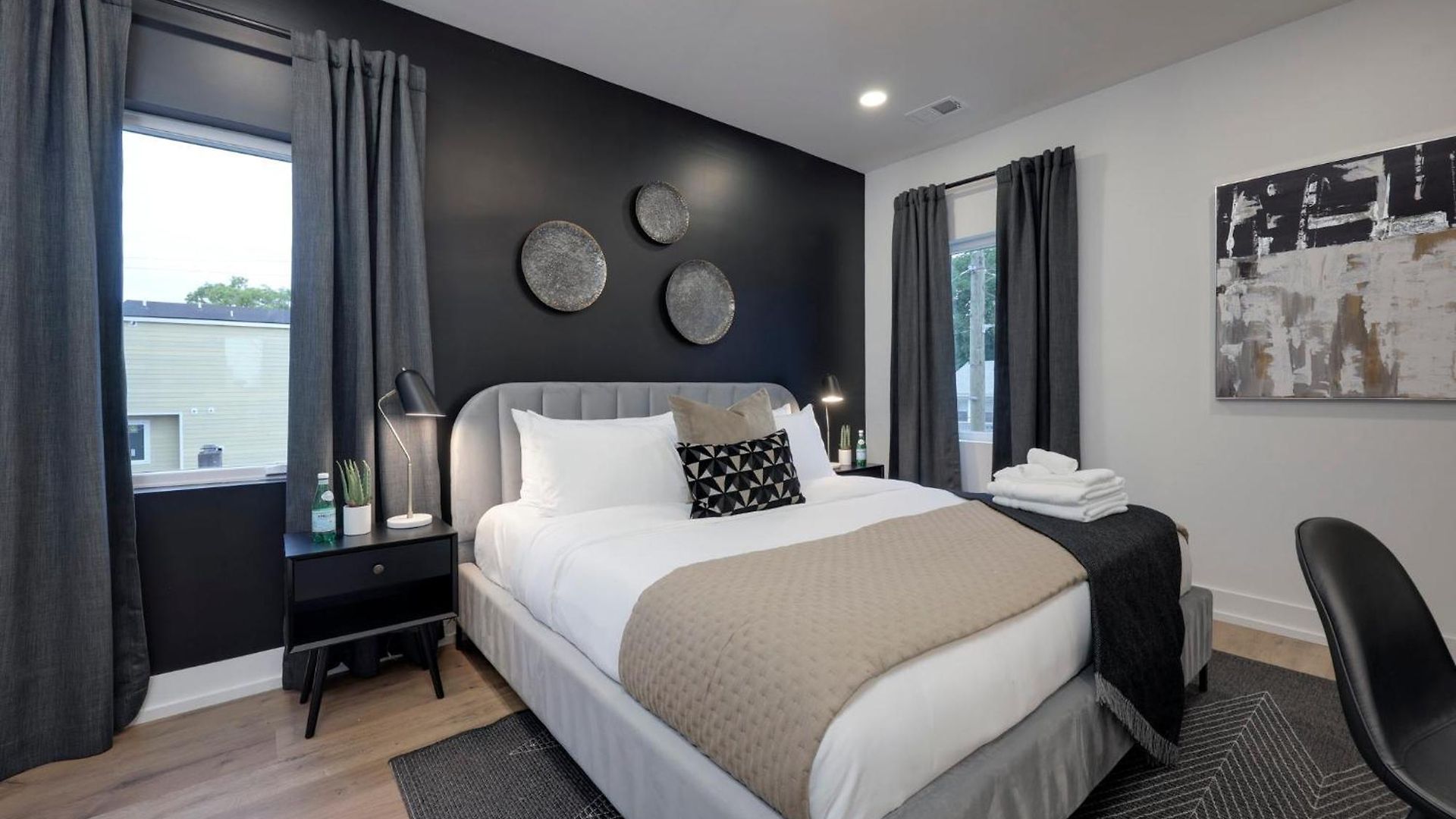 Skyline Luxury - Rooftop Deck- King Suites-garage Holiday home