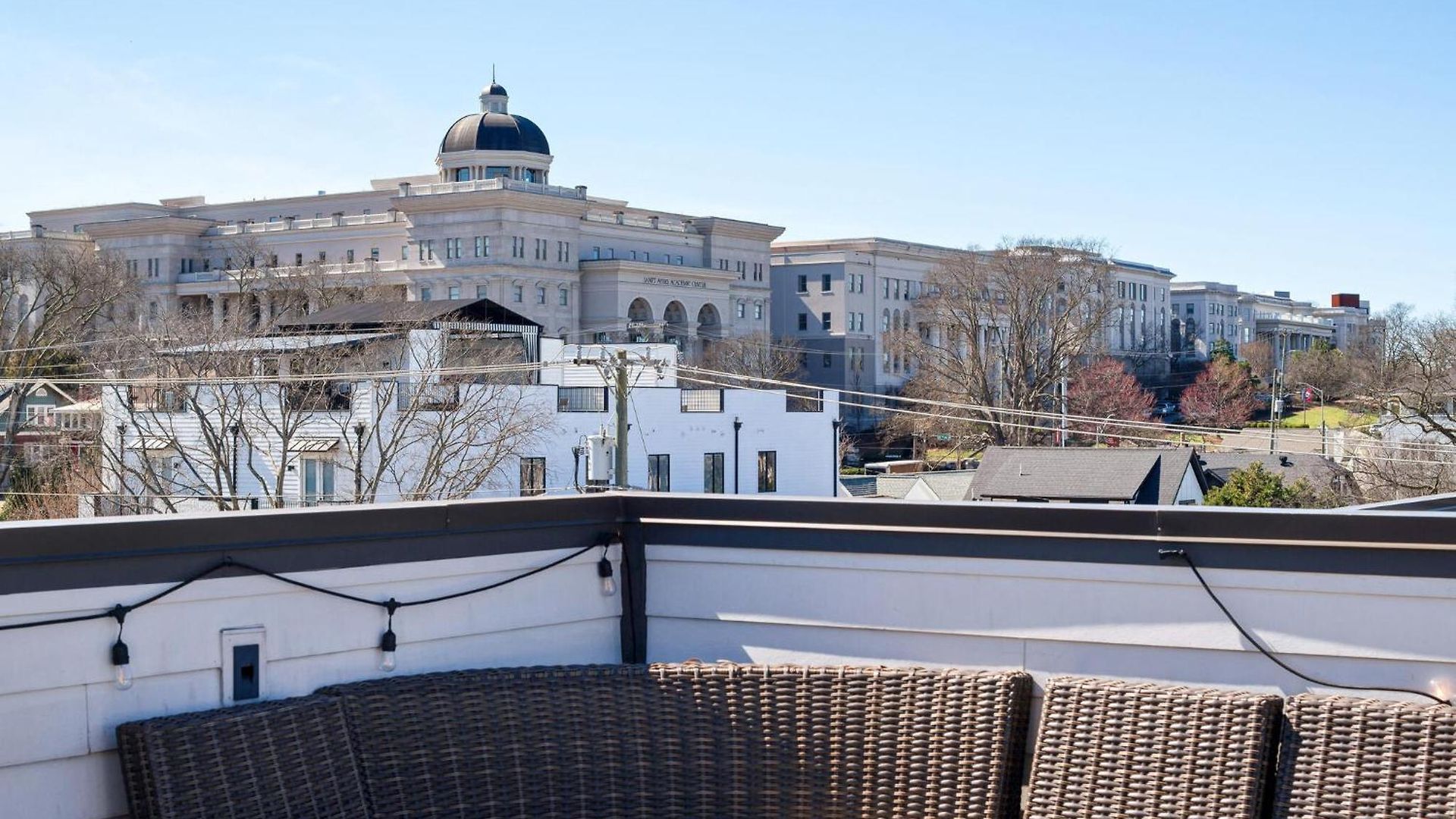Spacious Close To Belmont Rooftop *