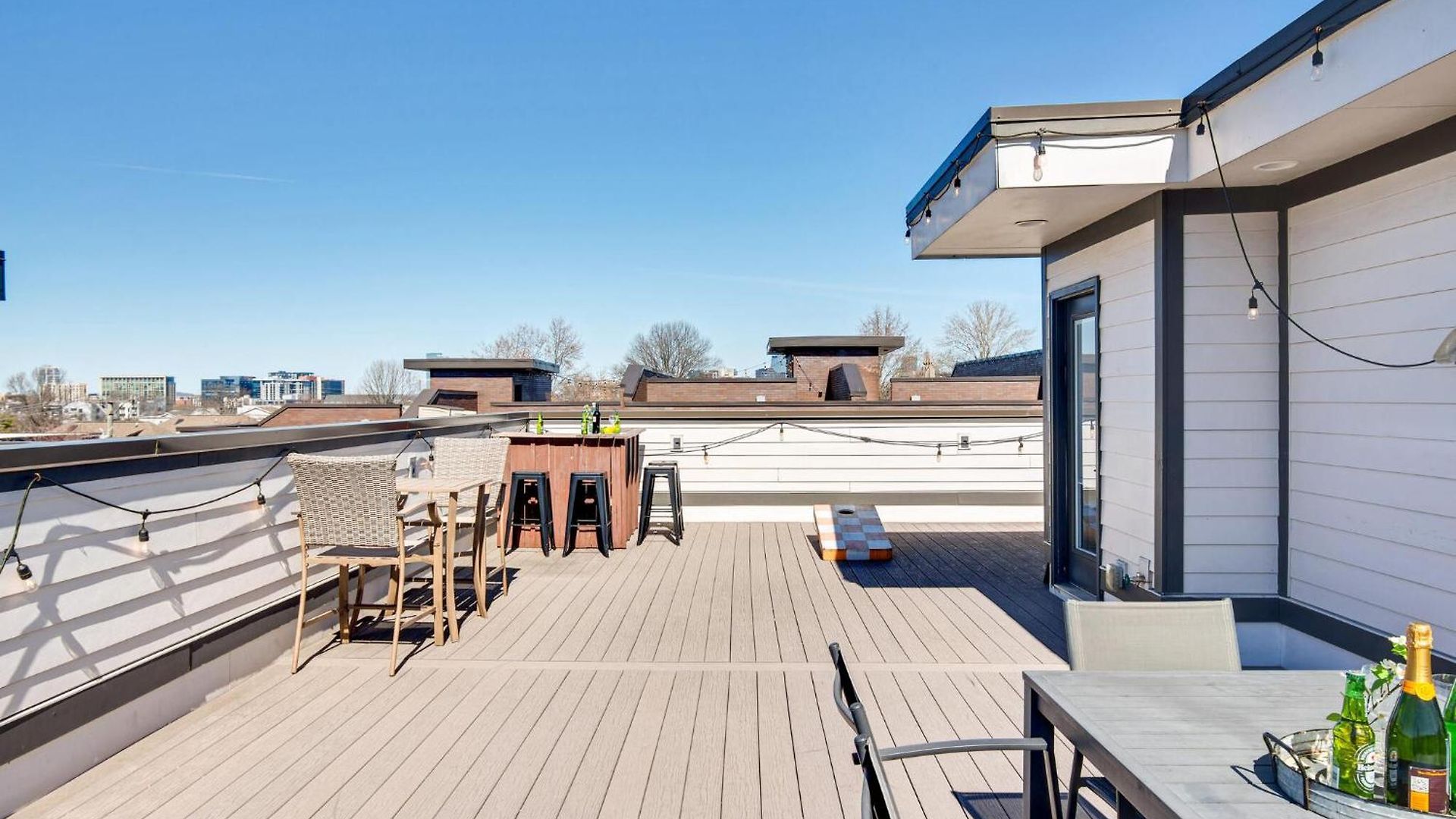 Spacious Close To Belmont Rooftop Holiday home