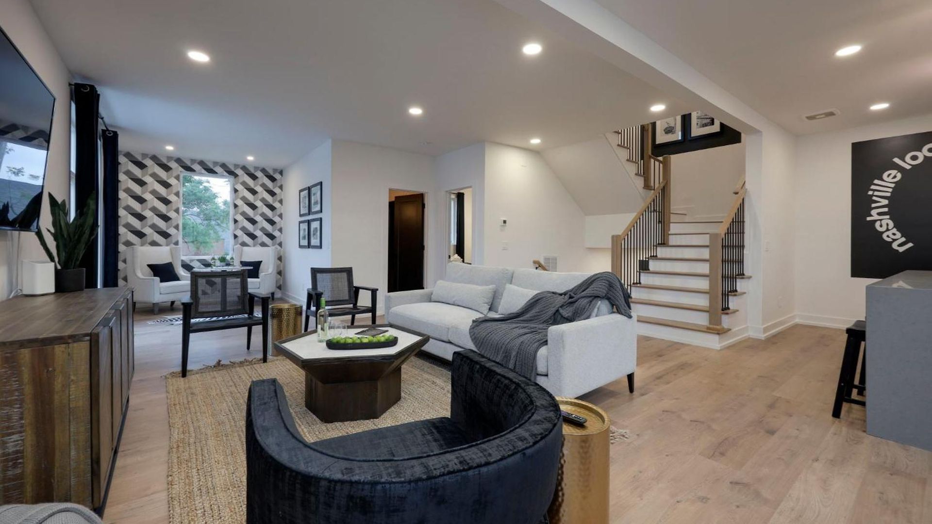 Skyline Luxury - Rooftop Deck- King Suites-garage Holiday home