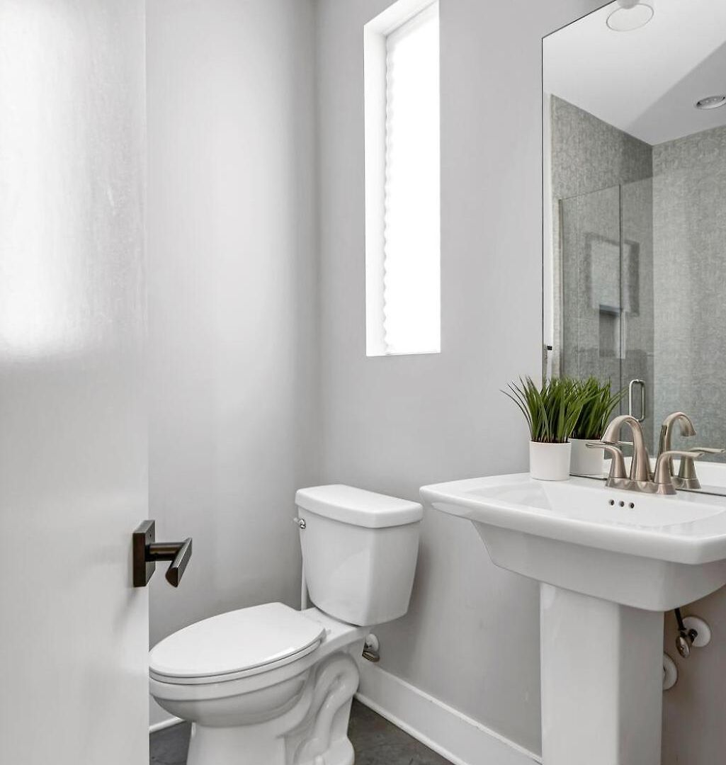 Spacious Close To Belmont Rooftop *
