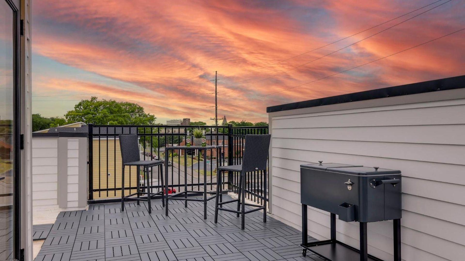 Skyline Luxury - Rooftop Deck- King Suites-garage Holiday home