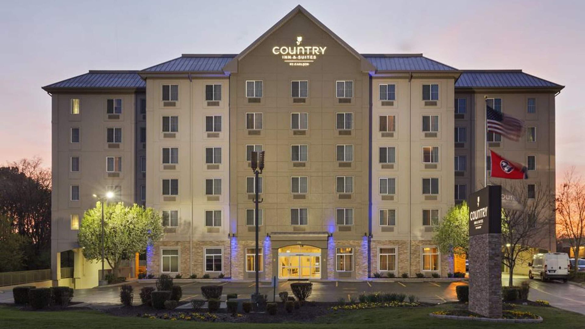 Hotel Country & By Radisson Airport Tn