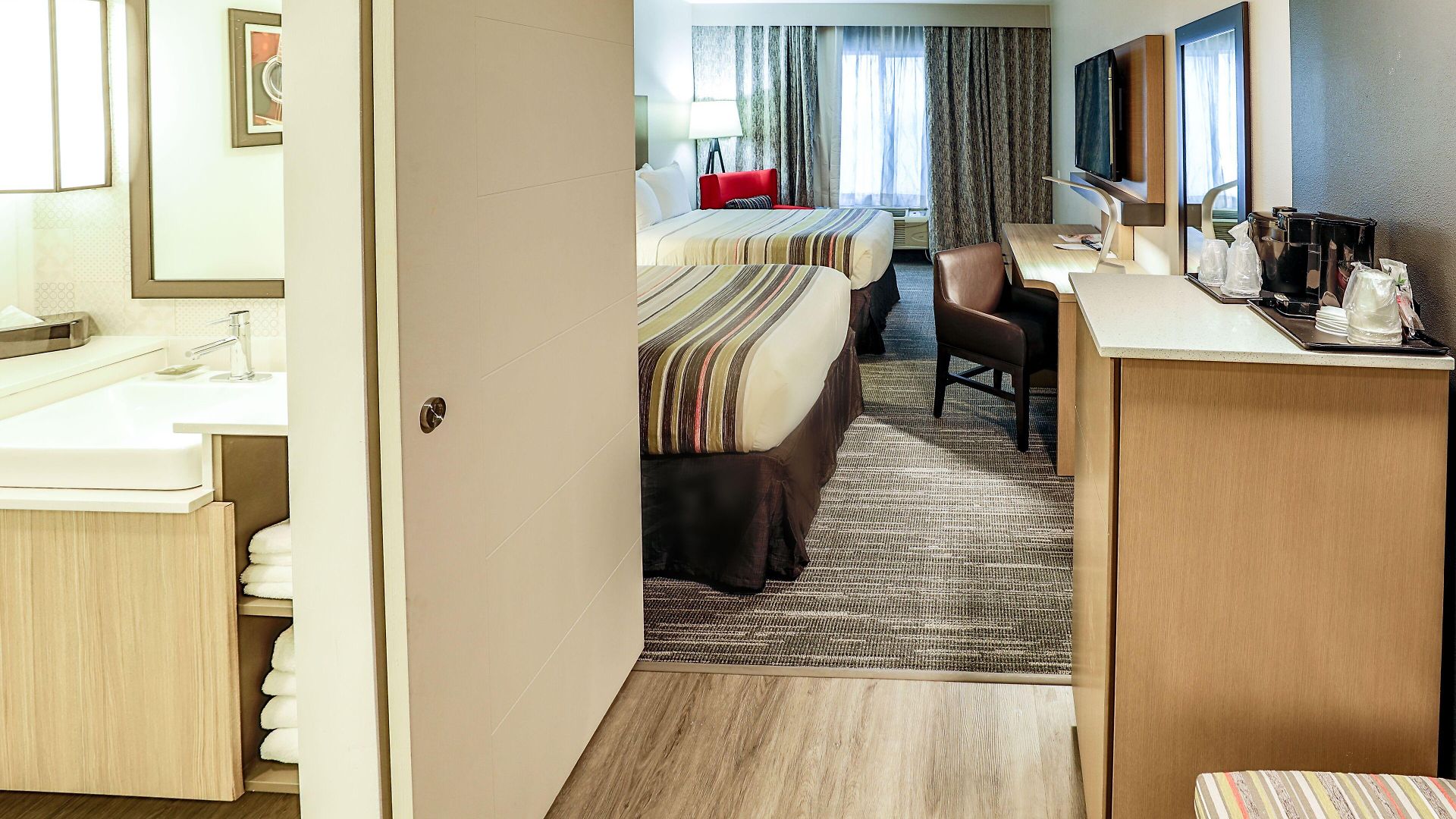 Hotel Country & By Radisson Airport Tn 4*