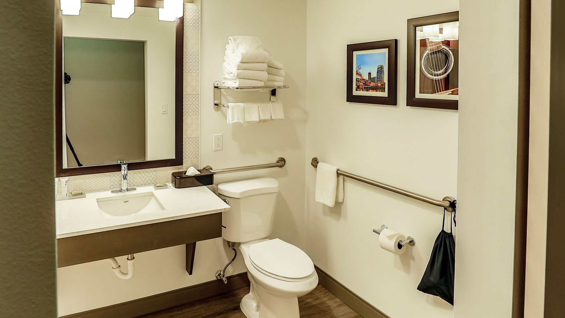 Hotel Country & By Radisson Airport Tn