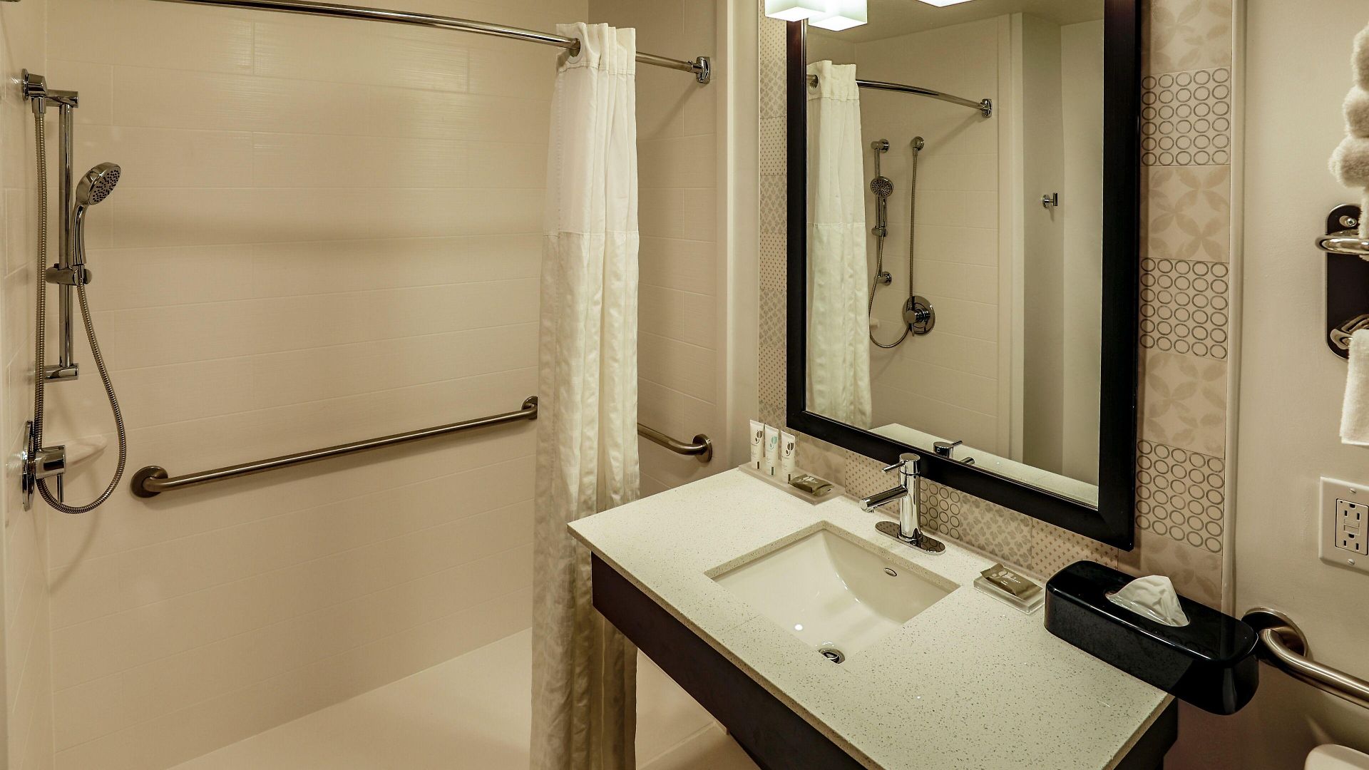 Country & By Radisson Airport Tn 4*