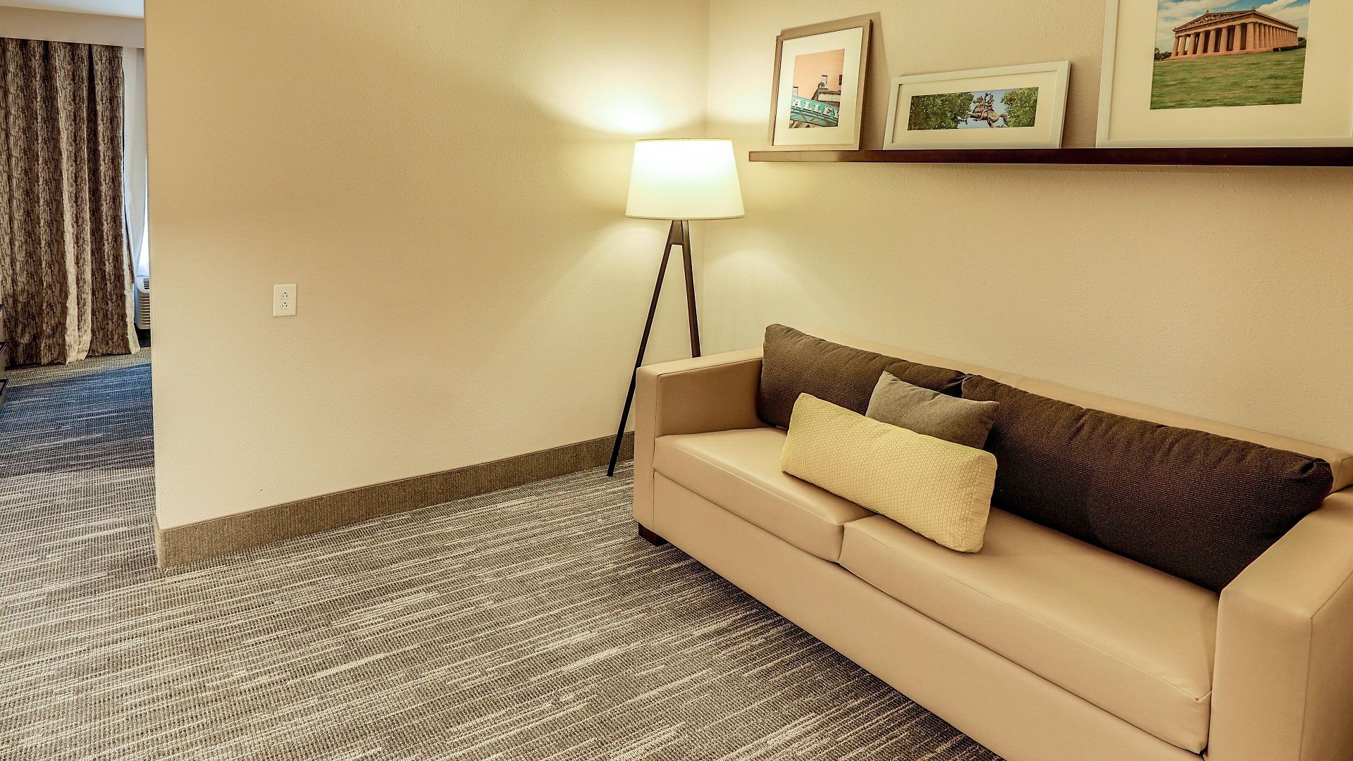 Country & By Radisson Airport Tn 4*
