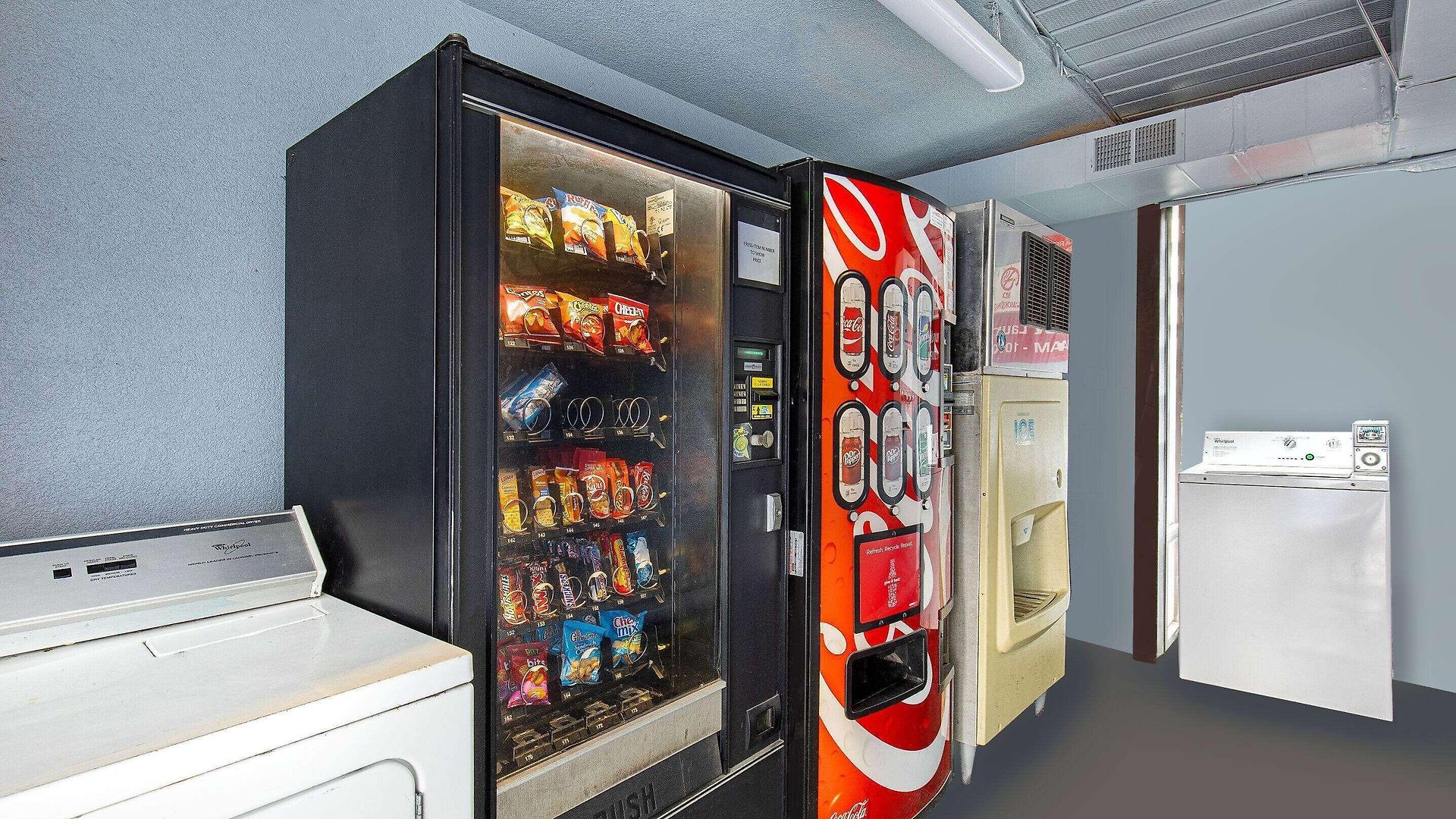 Hotel Super 8 By Wyndham West