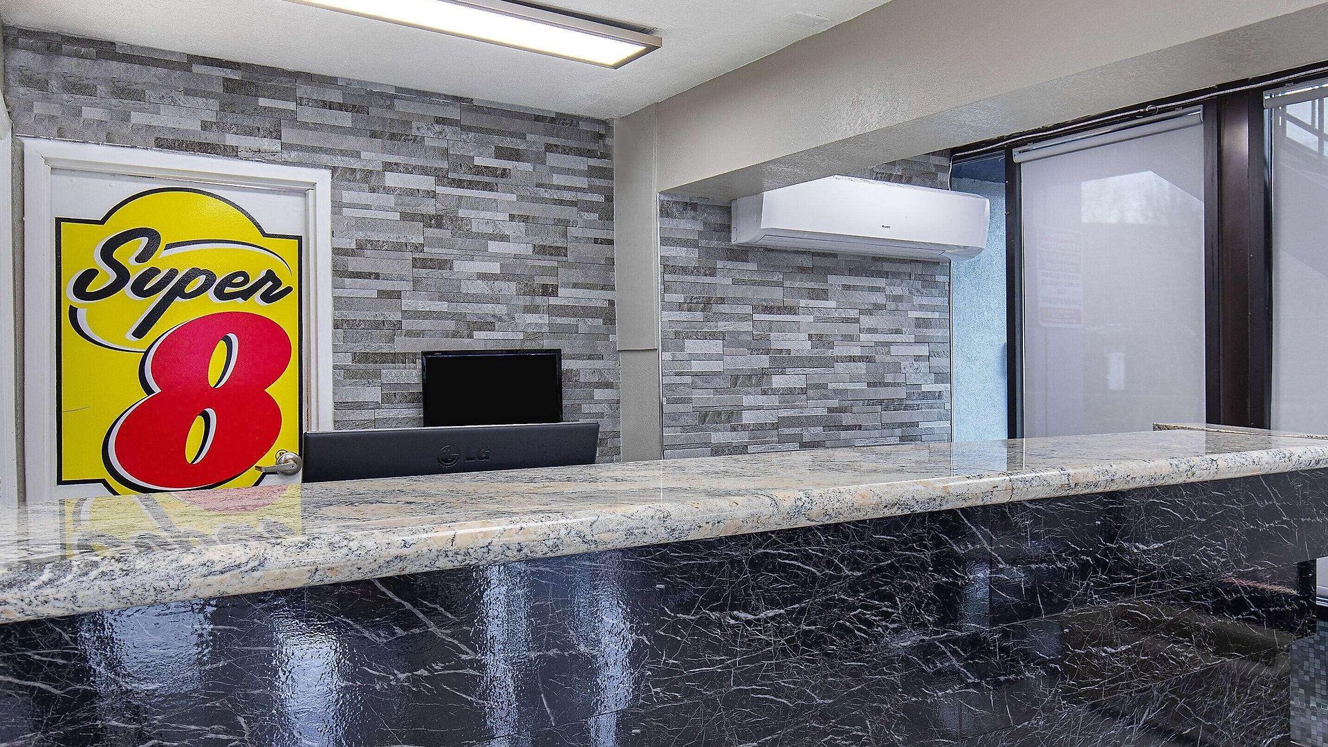 Super 8 By Wyndham West