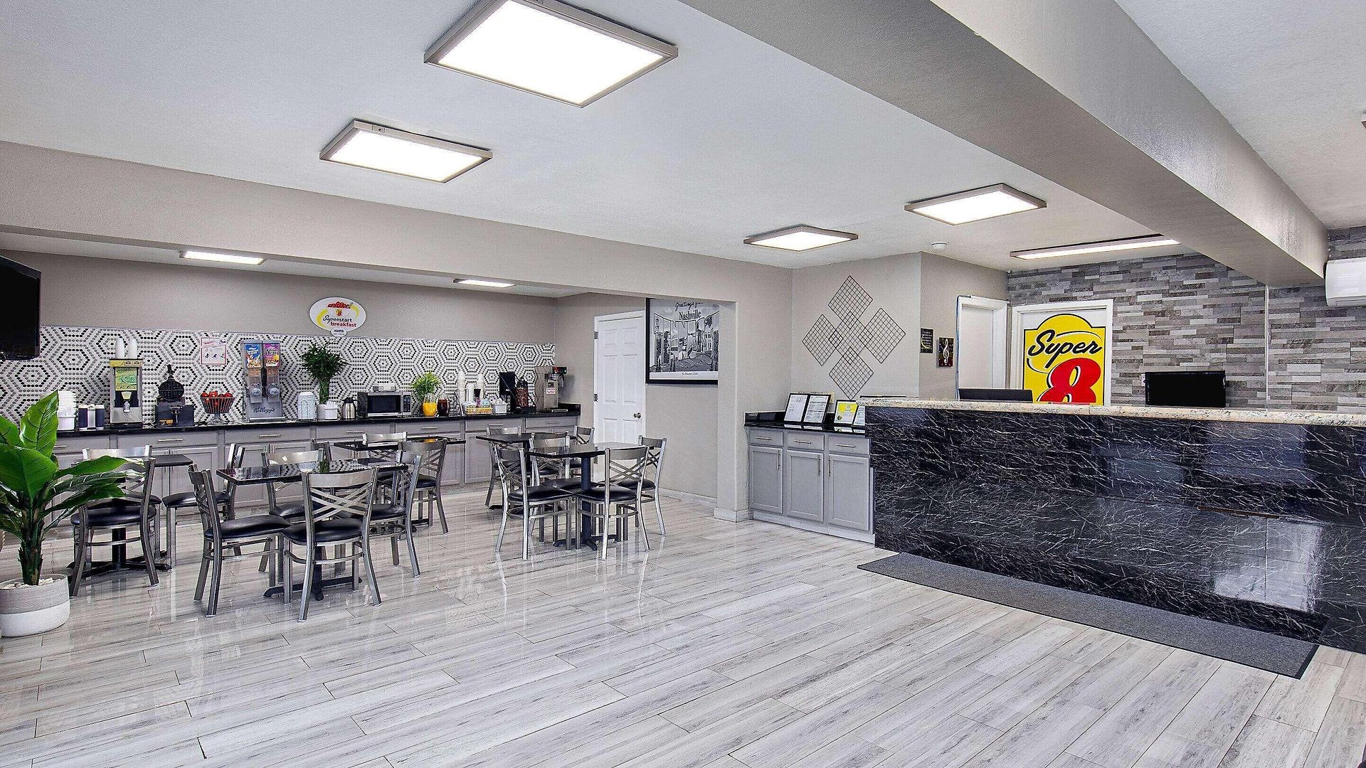 Hotel Super 8 By Wyndham West