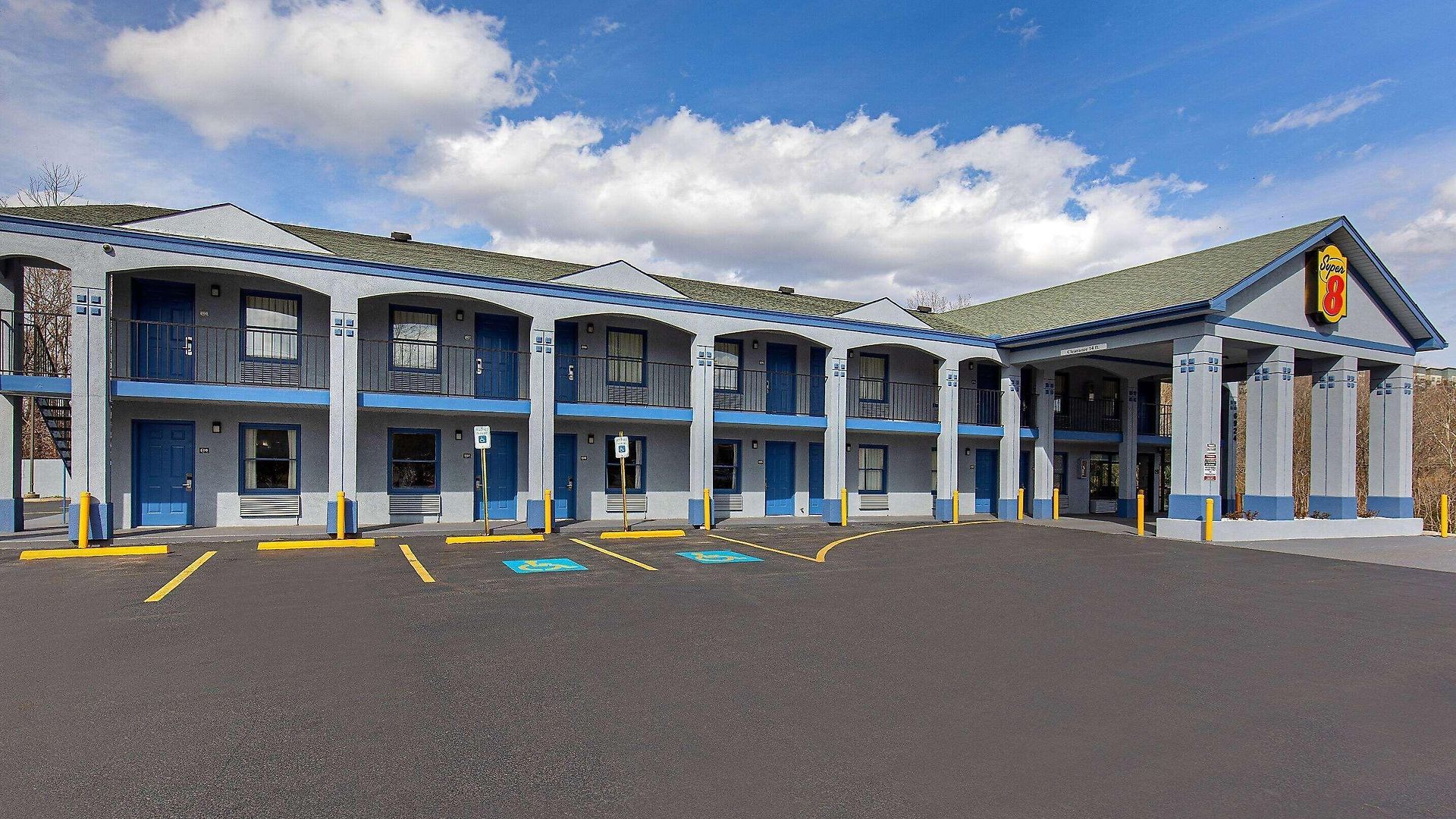 Hotel Super 8 By Wyndham West