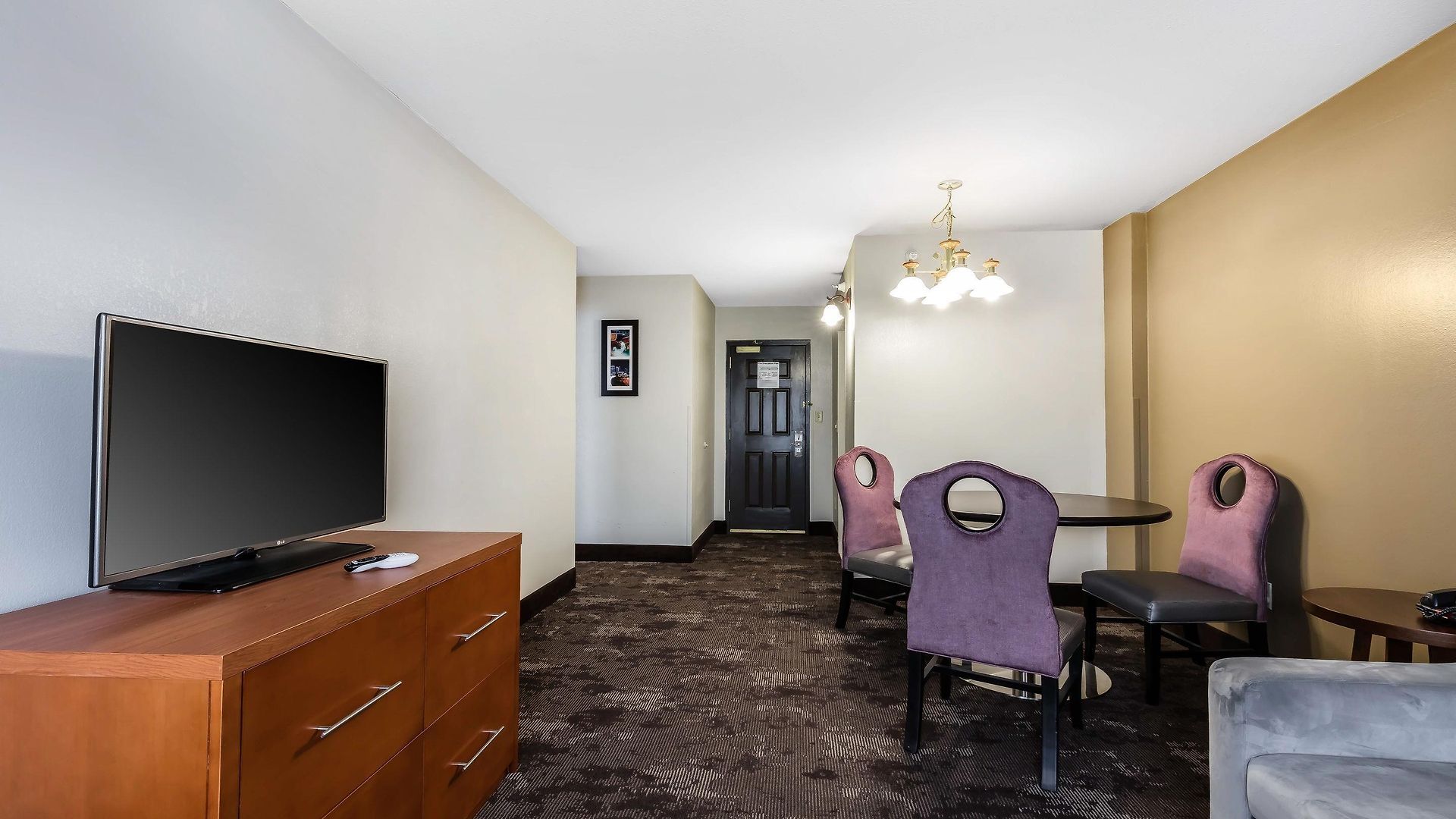 Comfort & Near Tanger Outlets I-24 Antioch Hotel 4*