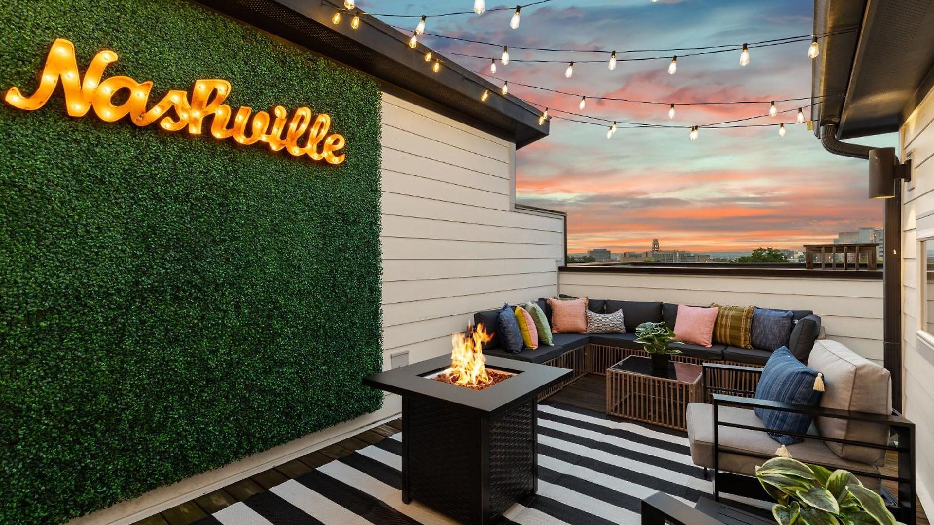Walk To Vanderbilt And Belmont With Garage And Rooftop Deck Nashville
