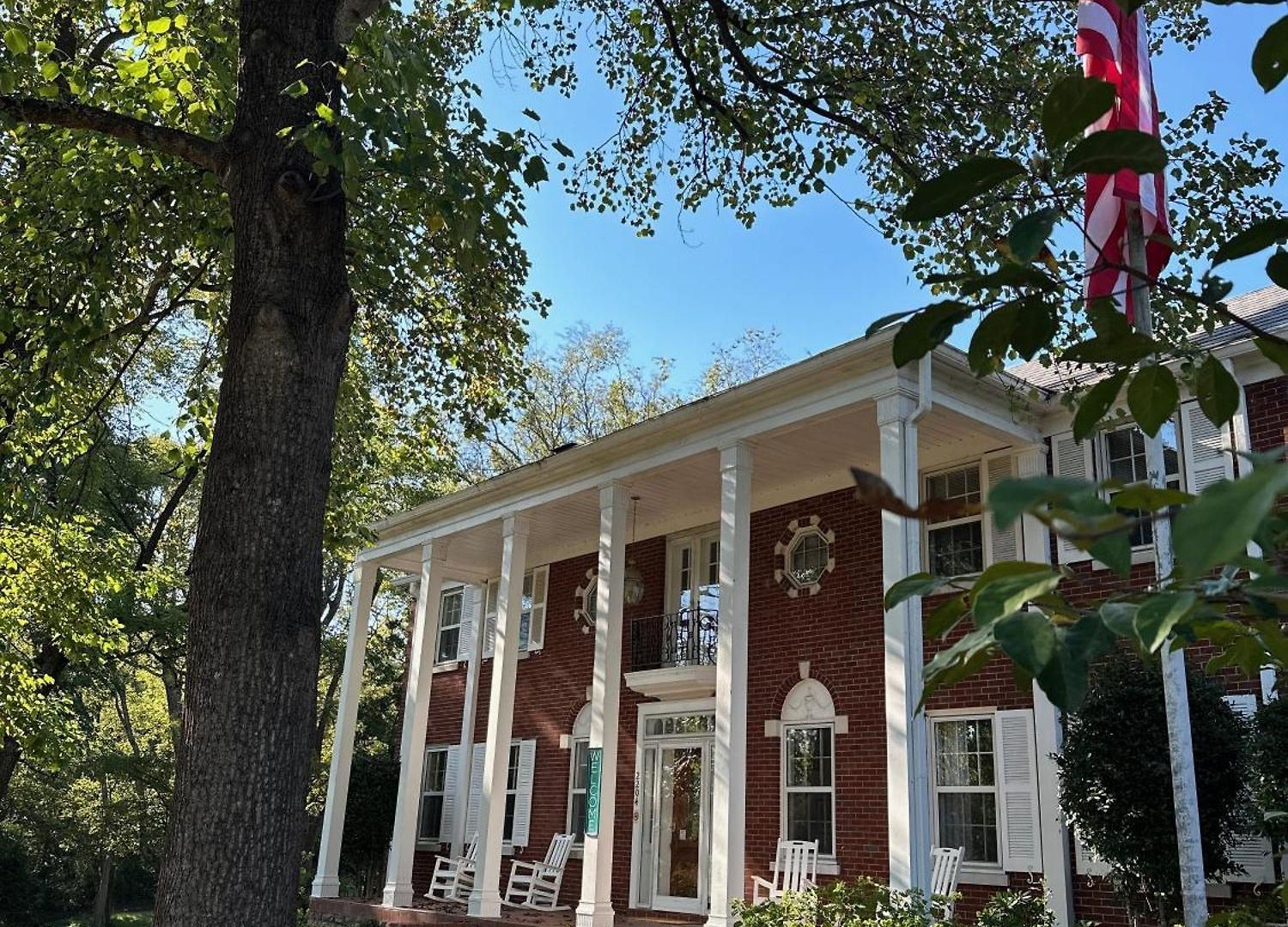Villa Charmed Manor-5 Mi To Dt, Opry & Airport, Beautiful Antique Estate, Sleeps 12 *