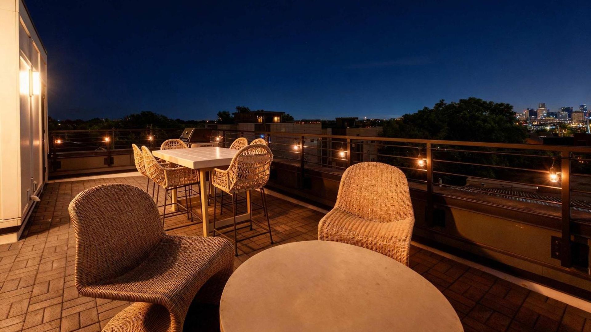 Luxe Group With Hot Tub & Rooftop Lounge