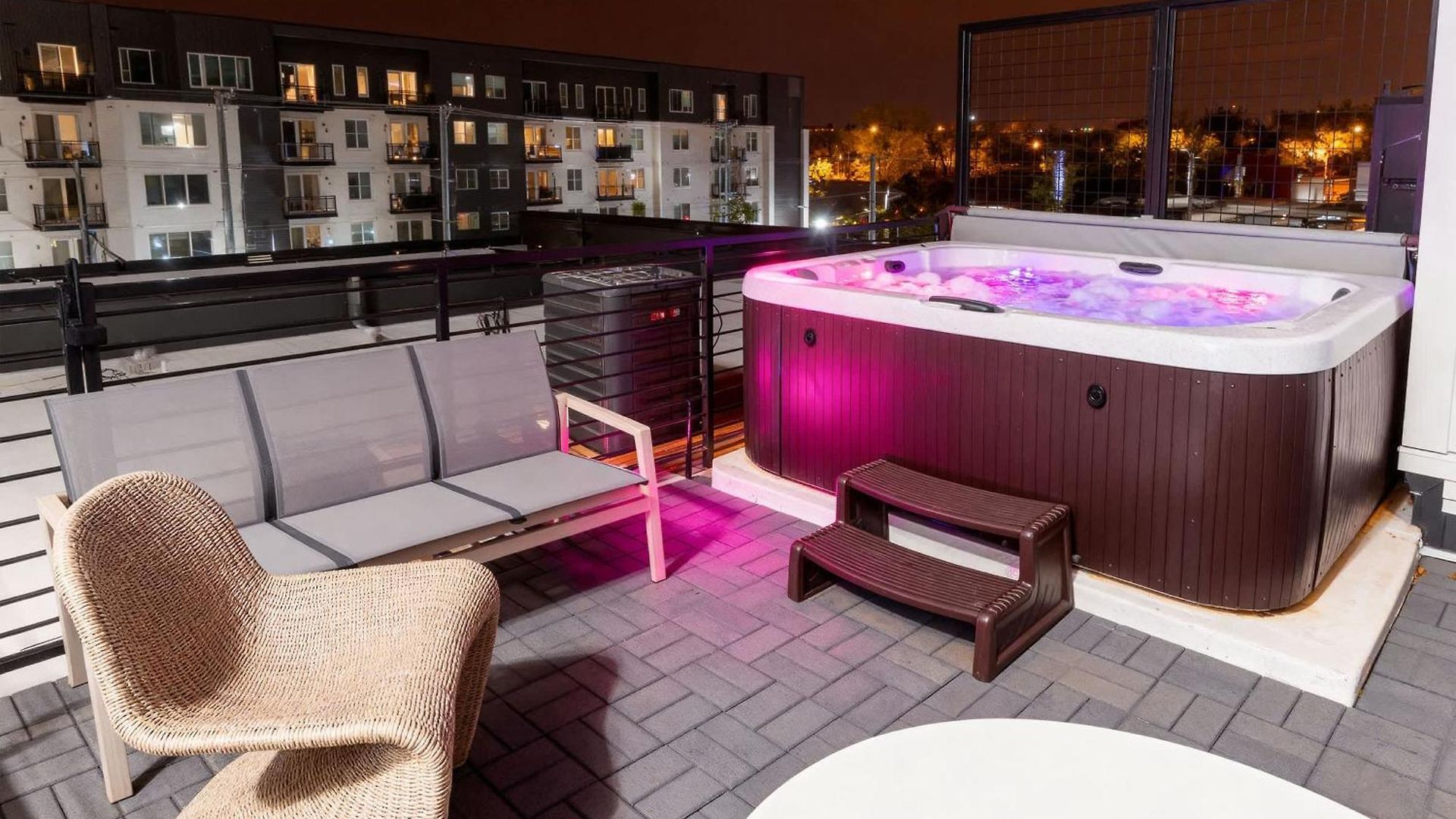 Luxe 4br Retreat With Hot Tub & Skyline Deck Holiday home