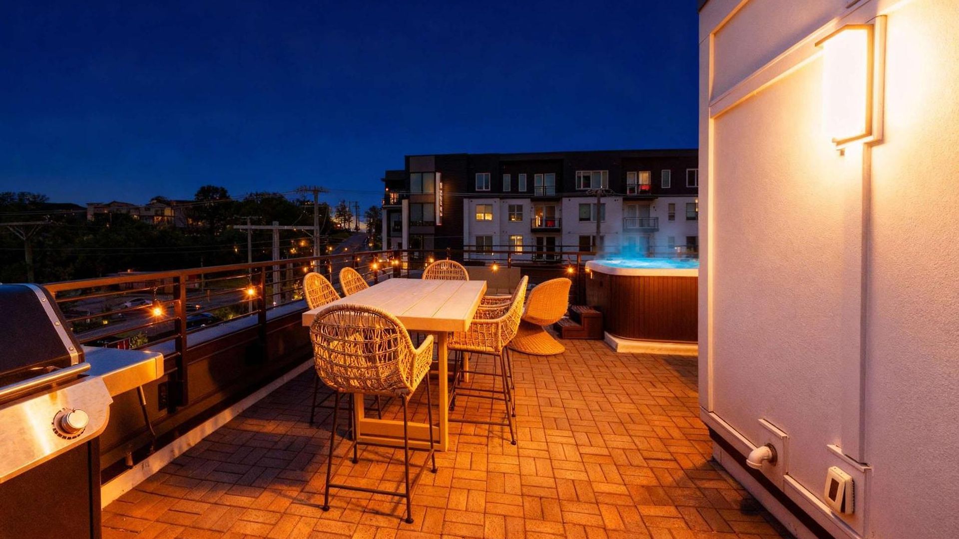 Luxe Group With Hot Tub & Rooftop Lounge