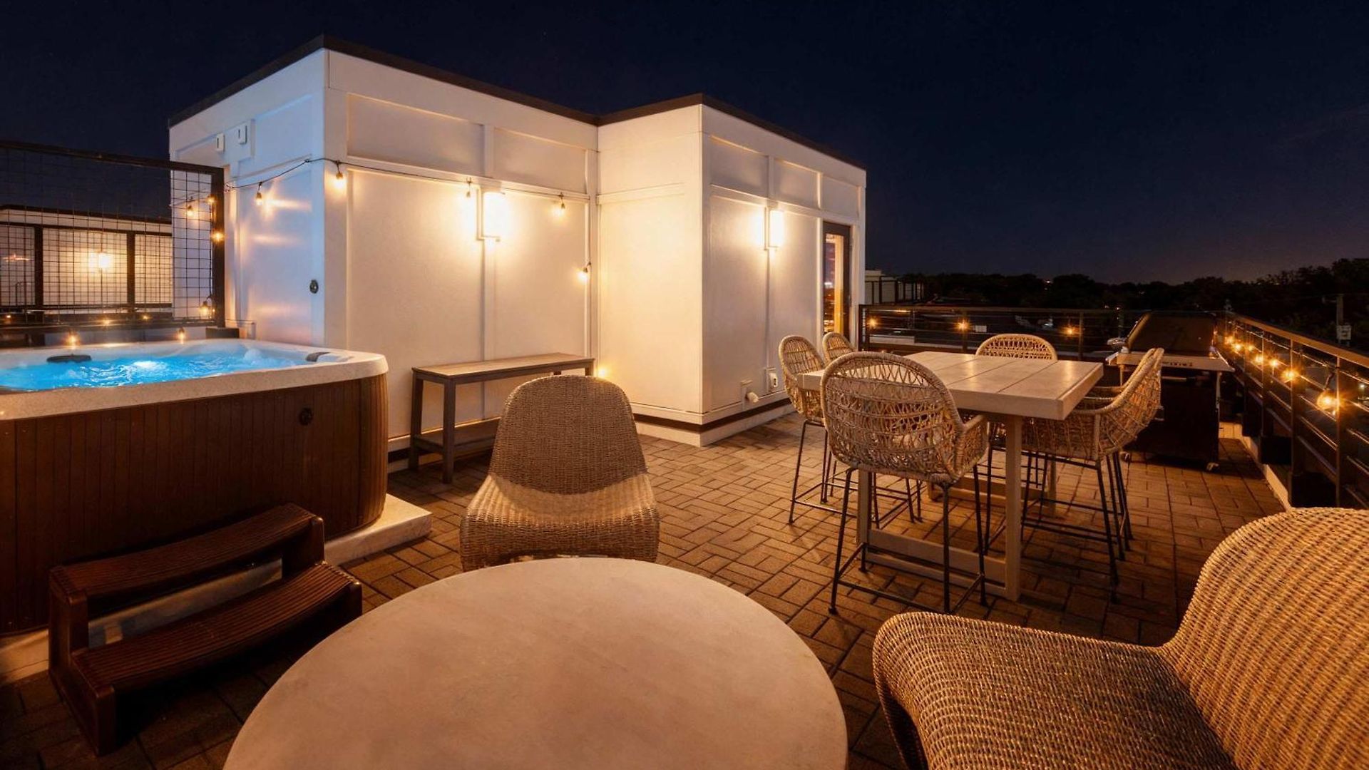 Holiday home Luxe Group With Hot Tub & Rooftop Lounge *