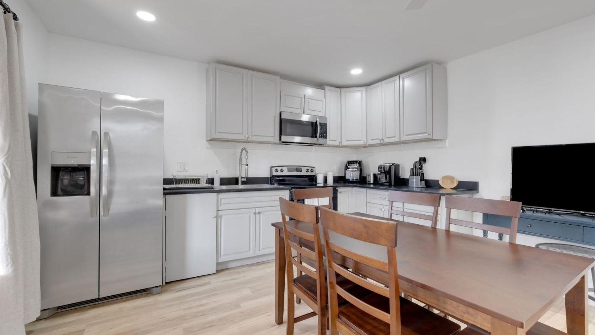 Stylish Getaway With Free Parking