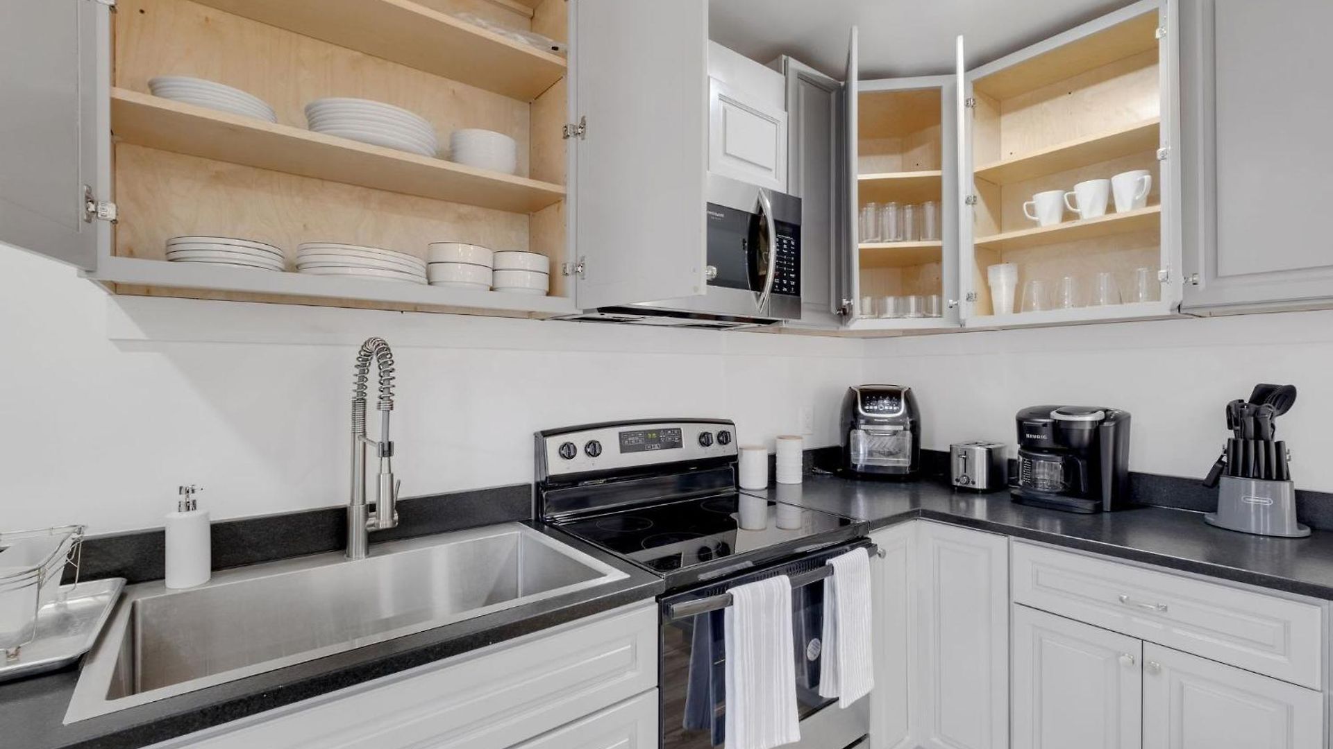Stylish Getaway With Free Parking Holiday home *