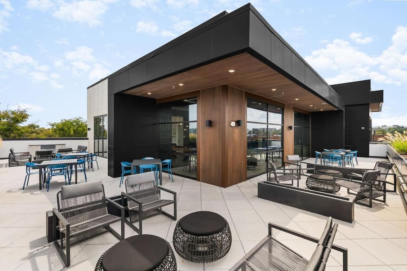 Pool Rooftop Deck View Gym And Gated Garage *