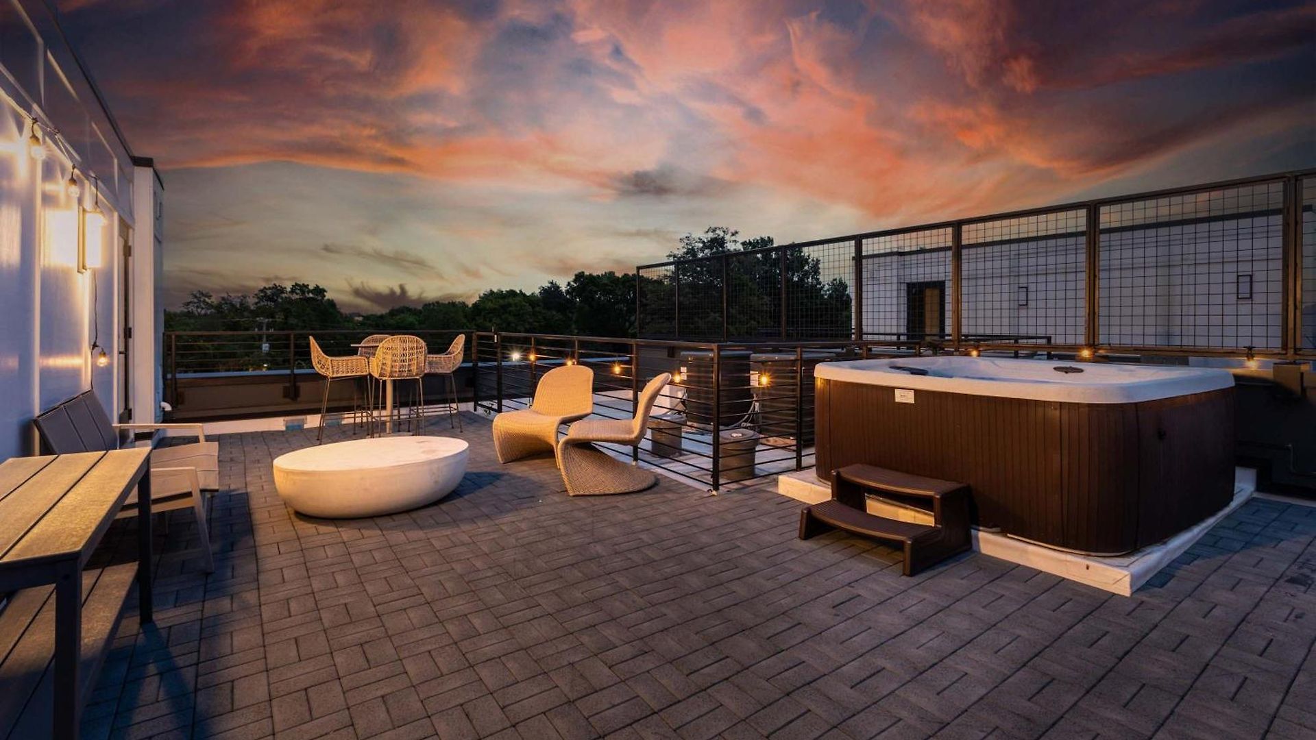 Escape With Skyline Deck And Hot Tub Nashville