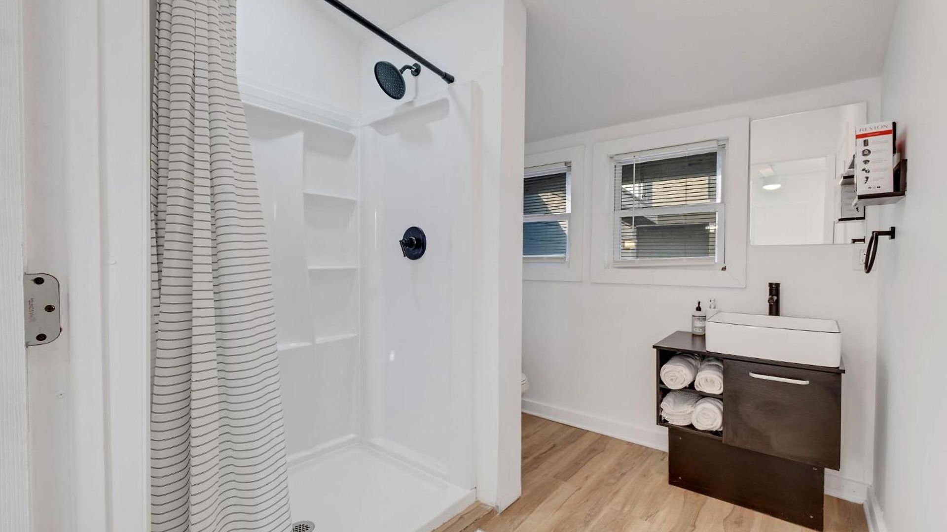 Stylish Getaway With Free Parking *