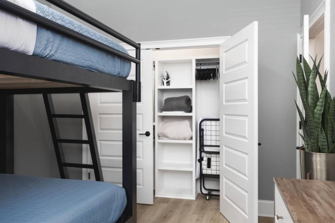 Only 3 Miles From Broadway Sleeps 16 Two Side By Side Holiday home Nashville