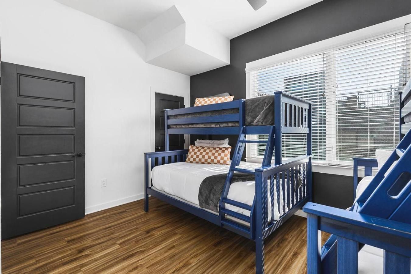 Two Adjacent Homes Sleeps 24 Only 3 Miles To Broadway Nashville