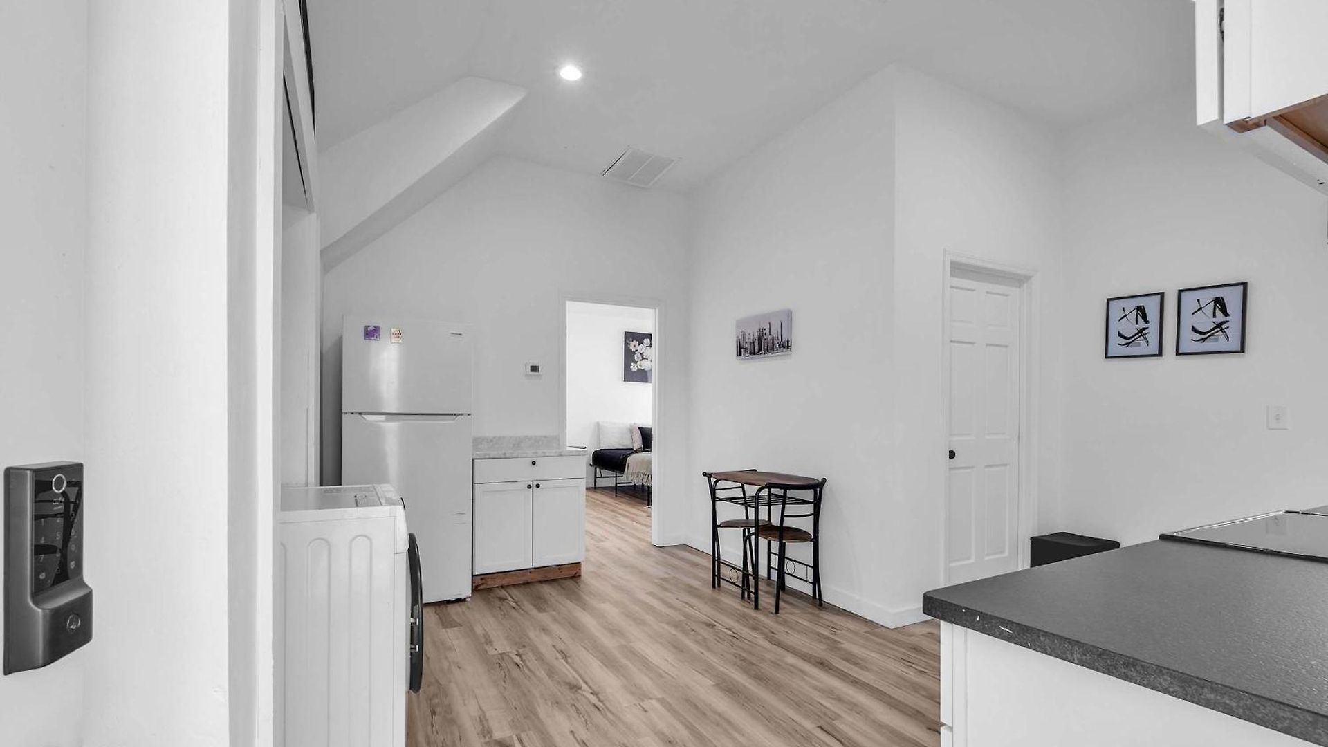 Spacious Duplex In Prime Location
