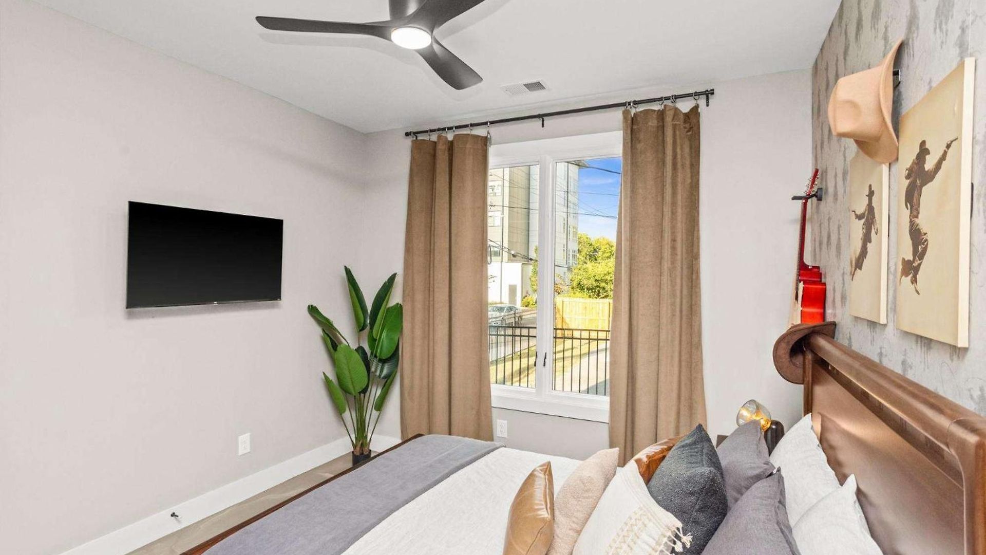 Luxury House In With Rooftop Deck *