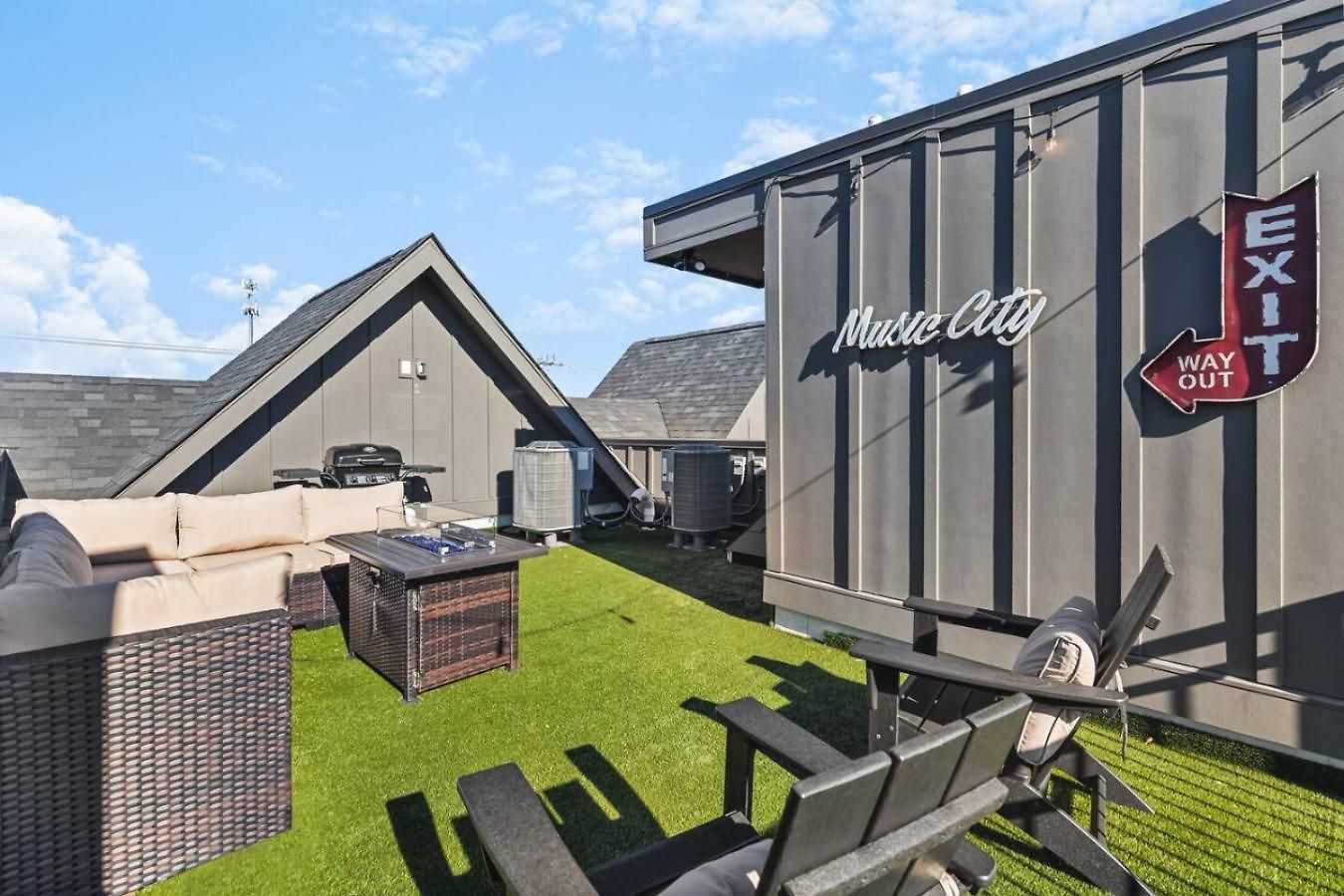 Holiday home Two Adjacent Homes Sleeps 24 Only 3 Miles To Broadway