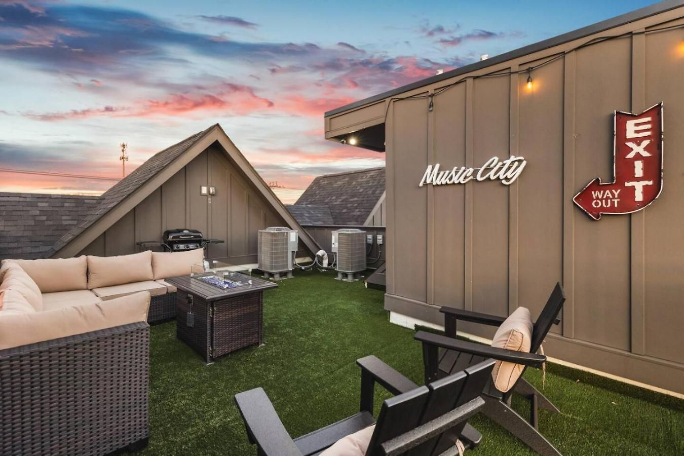 Two Adjacent Homes Sleeps 24 Only 3 Miles To Broadway Holiday home