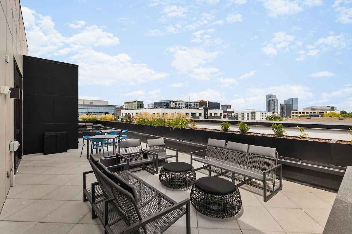Pool Rooftop Deck View Gym And Gated Garage *