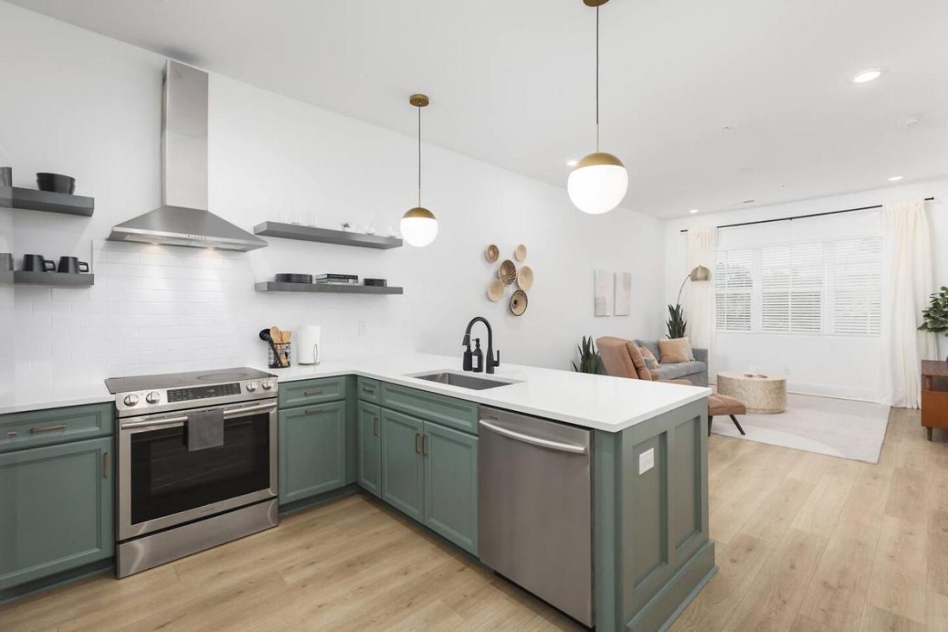 Sleeps 20 Three Side By Side 10 Minutes To Broadway Holiday home Nashville