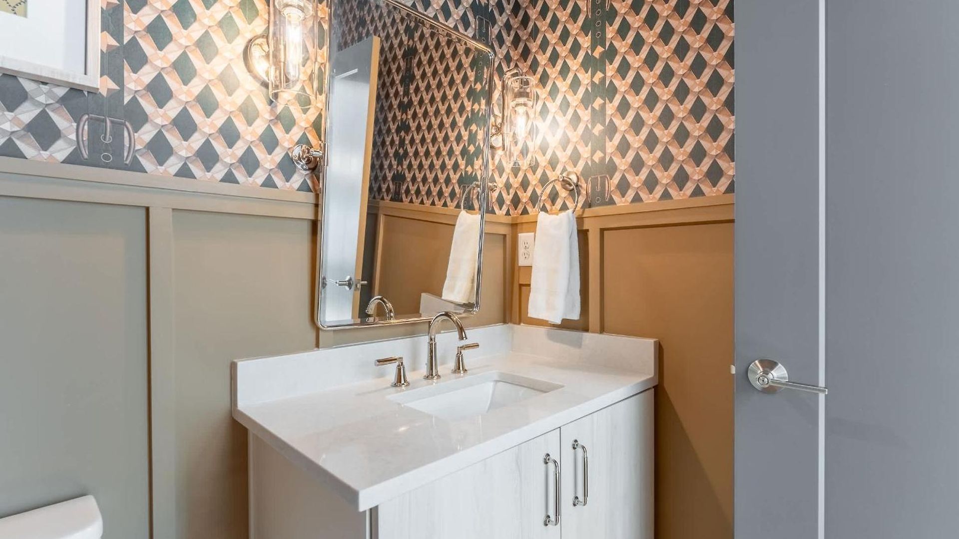 Luxe 4br Retreat With Hot Tub & Skyline Deck Holiday home