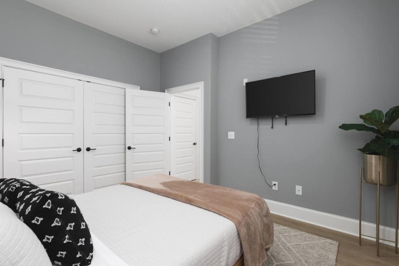 Only 3 Miles From Broadway Sleeps 16 Two Side By Side Holiday home Nashville