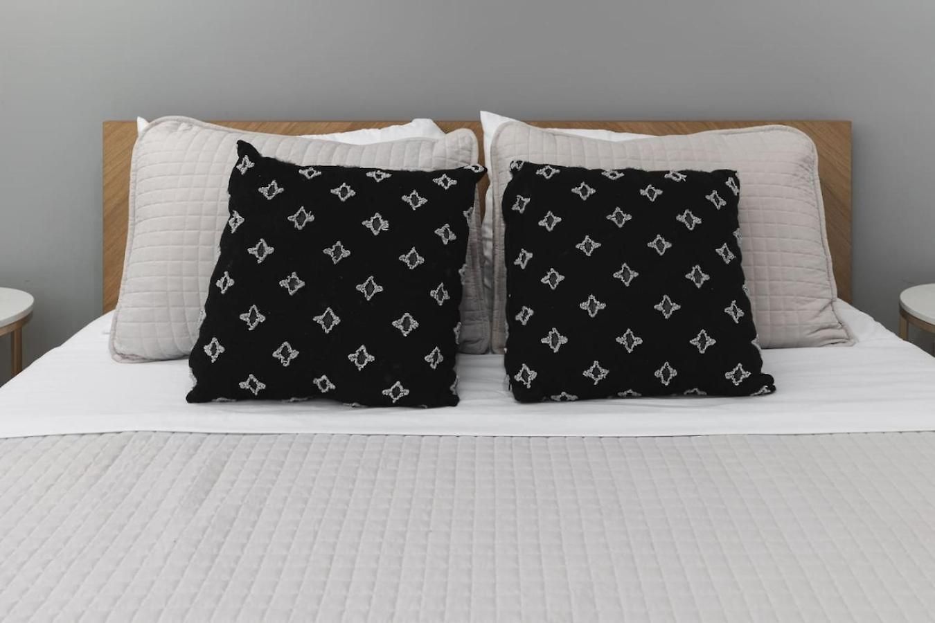 Only 3 Miles From Broadway Sleeps 16 Two Side By Side *