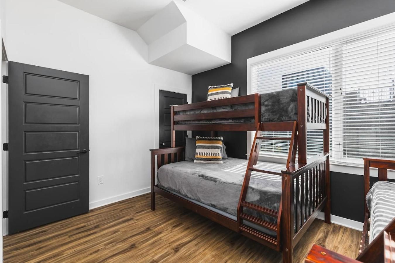 Holiday home Two Adjacent Homes Sleeps 24 Only 3 Miles To Broadway
